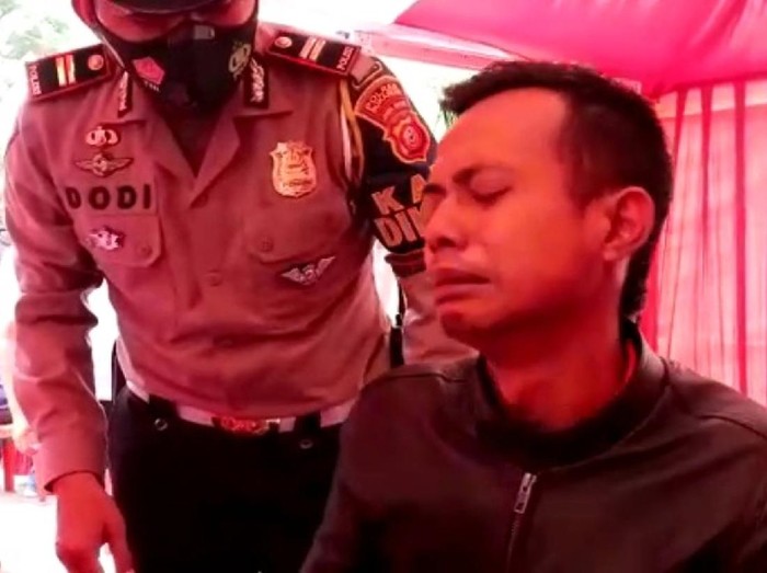 Pria ini menangis saat menjalani rapid test di Sukabumi