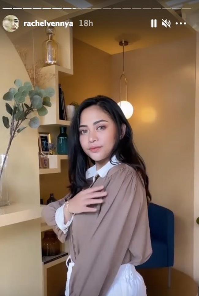 Thank you for your unconditional endless support, terutama dari yang follow aku dari jaman baheula, ngikutin perjalanan aku dari nol, yang sayang sama aku tulus tanpa embel-embel apapun, aku selalu bilang jangan berekspektasi tinggi sama siapapun termasuk sama aku termasuk aku karena bisa saja mengecewakan kalian, ungkap Rachel Vennya dalam Instagram Stories miliknya, tulis Rachel di Instagram Story @rachelvennya. Foto: Dok. Instagram @rachelvennya