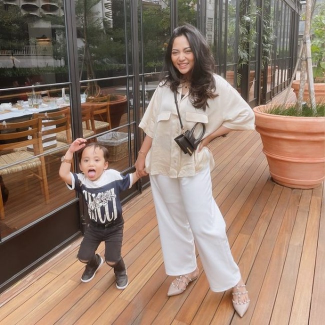 Sementara itu saat dikonfirmasi mengenai unggahan Rachel Vennya lepas hijab, sang ibunda, Viens Tasman mengatakan dirinya merasa biasa saja dengan hal tersebut.  Itu biasa aja, selama ini kan dia mencoba memakai hijabnya. Dia kan belajar dan masih muda juga. Kalau saat ini dia kepengen buka ya sudah. Kalau buat saya sih nggak papa, toh dia bukan lagi murtad kan? Cuma buka hijab doang. Dia beragama Islam, punya keyakinan, masih berpegang teguh dengan agama dan kitabnya. Mungkin kalau dia ada pemikiran lain itu haknya dia, keputusannya dia. Dia sudah dewasa juga. Dari keluarga juga nggak mempermasalahkan. Itu kan jiwa dan hatinya dia, ungkap Viens saat diwawancara Wolipop via telepon Selasa (22/12/2020). Foto: Dok. Instagram @rachelvennya