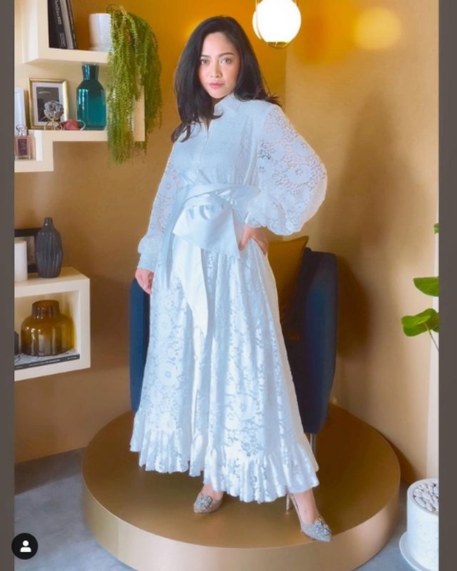 Penampilan Rachel Vennya melepas hijabnya ini memang menjadi kontroversi di media sosial. Tak sedikit netizen menyayangkan keputusannya, namun banyak juga yang memberikan dukungan pada Rachel termasuk rekan sesama influencer dan artis. Salah satunya dari penyanyi Rossa. Cantik bgt, tulis Rossa di foto terbaru Rachel. tercantik sedunia, paling baik senusantara, tulis Devina Aurel. Foto: Dok. Instagram @rachelvennya