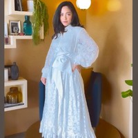 Penampilan Rachel Vennya melepas hijabnya ini memang menjadi kontroversi di media sosial. Tak sedikit netizen menyayangkan keputusannya, namun banyak juga yang memberikan dukungan pada Rachel termasuk rekan sesama influencer dan artis. Salah satunya dari penyanyi Rossa. Cantik bgt, tulis Rossa di foto terbaru Rachel. tercantik sedunia, paling baik senusantara, tulis Devina Aurel. Foto: Dok. Instagram @rachelvennya