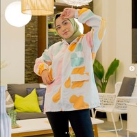 Sepekan sebelum memutuskan tampil tanpa hijab, Rachel Vennya yang populer di Instagram dengan followers lebih dari 5 juta masih mengunggah penampilannya memakai hijab. Dia bergaya memakai jaket keluaran sebuah brand lokal. Jaket warna-warni itu dipadukannya dengan hijab berwarna hijau muda. Foto: Dok. Instagram @rachelvennya