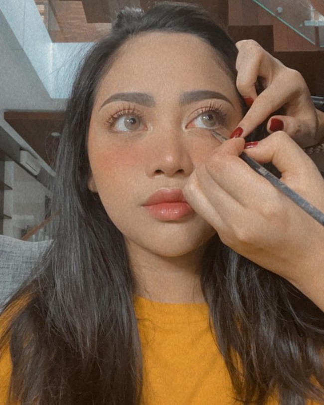 Rachel Vennya kemudian mengunggah lagi foto dirinya tanpa hijab saat sedang dirias oleh seorang makeup artist. Mengenai keputusannya melepas hijab ini, Rachel tak secara langsung memberikan klarifikasi. Namun melalui sebuah unggahan di Instagram Story, ibu dua anak itu menyampaikan rasa terimakasihnya pada orang-orang yang sudah mendukung dan menerima dirinya. Foto: Dok. Instagram @rachelvennya