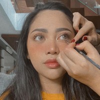 Rachel Vennya kemudian mengunggah lagi foto dirinya tanpa hijab saat sedang dirias oleh seorang makeup artist. Mengenai keputusannya melepas hijab ini, Rachel tak secara langsung memberikan klarifikasi. Namun melalui sebuah unggahan di Instagram Story, ibu dua anak itu menyampaikan rasa terimakasihnya pada orang-orang yang sudah mendukung dan menerima dirinya. Foto: Dok. Instagram @rachelvennya