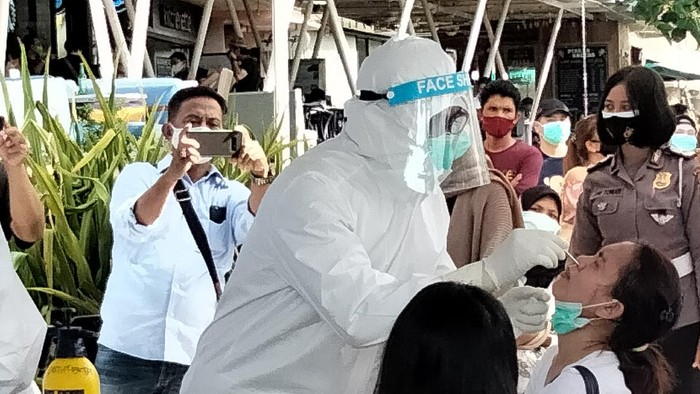 Menjelang Libur Tahun Baru 2021, Polda Bali mengadakan tes rapid antigen gratis di Pantai Kuta, Bali. Tes itu ditinjau langsung oleh Kakorlantas Polri Irjen Istiono.