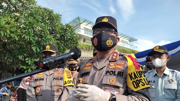 Menjelang Libur Tahun Baru 2021, Polda Bali mengadakan tes rapid antigen gratis di Pantai Kuta, Bali. Tes itu ditinjau langsung oleh Kakorlantas Polri Irjen Istiono.