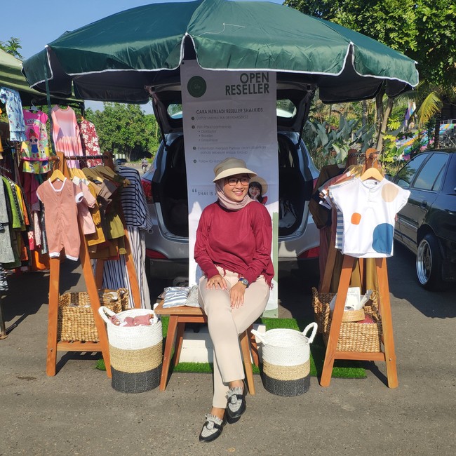 Sejak April 2020, lembaga pendidikan pramugari tempat ia mengajar tidak mempunyai murid karena status lockdown diberlakukan oleh pemerintah. Hingga ia harus memutar otak agar bisa bertahan di tengah pandemi. Risa pun kini berjualan baju anak. Foto: dok. pribadi