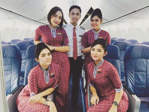 Risa Kurniawati Risa Kurniawati yang dulunya pramugari dan jadi instruktur pramugari yang terkena dampak COVID-19