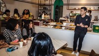  Kumpul bersama Koko Cici Jakarta, Rob mendapat kesempatan untuk menjadi pembicara. Semua orang serius menyimak isi materi yang disampaikan Rob.  Foto: @robclintonkardinal