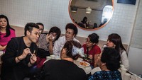 Lewat instagramnya @robclintonkardinal, pria murah senyum ini juga punya deretan momen kuliner seru. Ia bahkan dikenal dekat dengan masyarakat dan tak sungkan berbaur dengan warga.  Foto: @robclintonkardinal