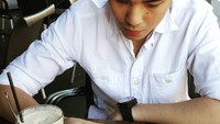 Sharing berbagai cerita juga sering dilakukan Rob di restoran. Ia bisa makan sambil ngobrol, jadi tak khawatir perutnya keroncongan. Foto: @robclintonkardinal