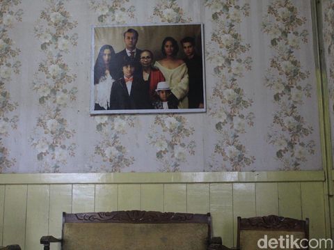 Salah satu foto yang ada di rumah pengabdi setan
