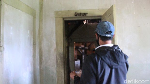 Salah satu sudut rumah pengabdi setan di Bandung