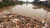 Sampah tampak menumpuk di bawah Jembatan Sungai Cikeruh.