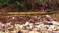 Sampah yang menumpuk di bawah jembatan itu didominasi oleh styrofoam atau bekas makanan siap saji.