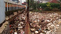 Pemandangan jorok ini menyita perhatian pengendara yang melintas.