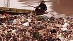Jorok! Sampah Menumpuk di Bawah Jembatan Sungai Cikeruh