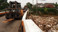 Pemandangan ini terjadi setiap volume air di sungai tersebut naik. Pasalnya kondisi jembatan yang ada di atas sungai tersebut cukup rendah.