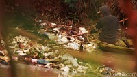 Nantinya, sampah itu akan bermuara ke Sungai Citarum.