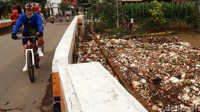 Jorok! Sampah Menumpuk di Bawah Jembatan Sungai Cikeruh
