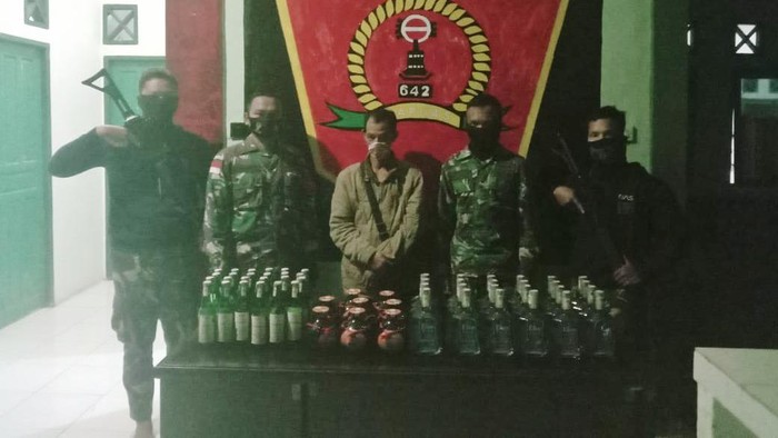 Satgas Pamtas RI-Malaysia Yonif 642/Kapuas menangkap satu orang pelaku penyelundupan minuman keras berinisial R (63) di jalan tikus Dusun Tapang, Desa Sei Tekam, Kecamatan Sekayam, Kabupaten Sanggau