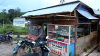 Warung yang dibuatnya secara sederhana di pinggir jalan Lintas Kalimantan Poros Utara itu kini menjadi sumber penghasilan utama Ade bersama Istrinya.
