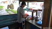Ade Sanjaya namanya. Ia harus rela kehilangan sebelah kakinya akibat kecelakaan itu. Dengan segala keterbatasan, ia pun mulai membangun bisnis yang mulai ia jajaki kini.