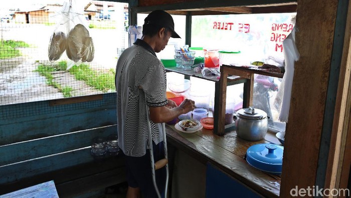 Sempat Frustasi-Ingin Bunuh Diri, Penjual Makanan Ini Sukses di Batas Negeri Kecelakaan nahas di 2013 mengubah alur hidup pedagang makanan ini. Sempat frustasi dan ingin bunuh diri, kini ia sukses berbisnis dan menapaki hidupnya kini.