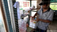Ia pun mengaku sudah menjadi nasabah BRI untuk program KUR Mikro ini selama kurang lebih 4 tahun. Dari yang awalnya meminjam Rp 15 juta, kini ia sudah top up pinjamannya menjadi Rp 25 juta.