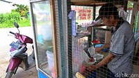 Di dua bulan pertama, ia mengaku rugi terus menerus lantaran banyak makanan yang terbuang. Semua ia kaji bersama sang istri. Alhasil Ade pun menemukan formulanya. Berjualan Bubur Ayam di pagi hari biasanya selalu ramai oleh pembeli karena rasa dan harganya yang sesuai dengan kantong pembeli.