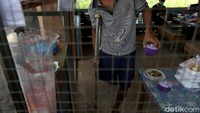 Bagaimana tidak, ditengah himpitan ekonomi dan pandemi, Ade seorang penyintas disabilitas ini harus terus berusaha demi memenuhi kebutuhan hidup dan keluarganya. Semua usaha pun telah dicoba dan dilakukannya. Termasuk berjualan makanan.