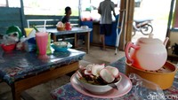 Kehilangan sebelah kaki dan bangkrut memaksa Ade memulai hidup dari nol, bahkan boleh dikatakan minus. Ia puun kebingungan harus melakoni usaha apa dengan kondisi fisik yang tak lagi sempurna.