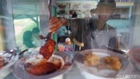 Mulai dari berdagang Sate Ayam, Lauk Mateng, Mia Ayam, Bakso, Nasi Goreng, Es teler hingga Bubur Ayam pun ia lakoni semua dengan segala perhitungnnya.