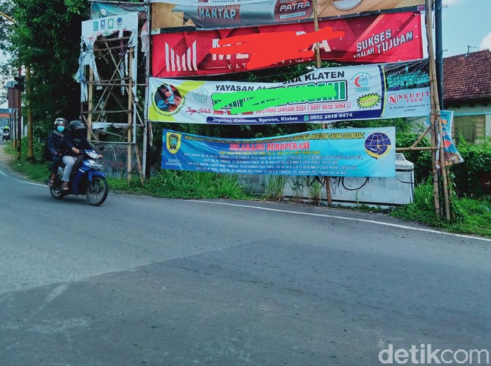 Spanduk sosialisasi pembatasan opersional truk galian C di Klaten, Sabtu (26/12/2020).