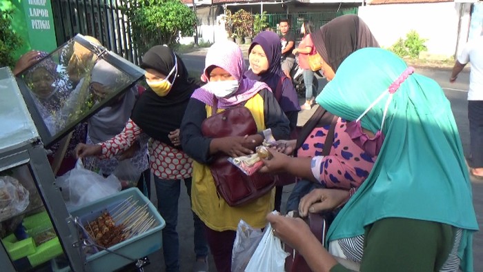sumartini penjual keliling dengan suara melengking