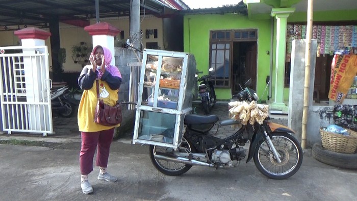 sumartini penjual keliling dengan suara melengking