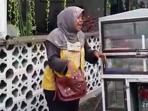 sumartini penjual keliling dengan suara melengking