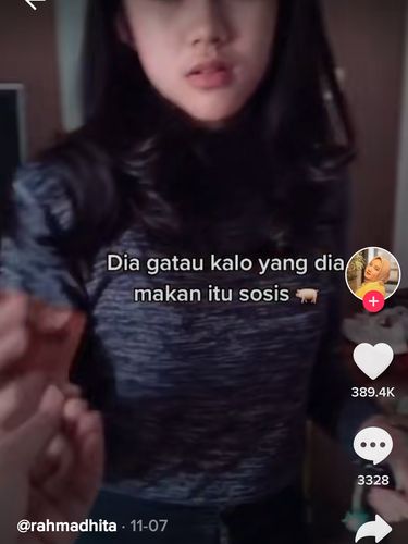 Tak Sengaja Makan Sosis Babi, Cewek Ini Pasang Muka Polos