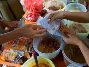 Unik! Tukang Sayur di Daerah Perbatasan Terima Jasa Money Changer