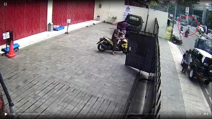 Terekam CCTV, Ini Detik-detik Senggolan Mobil Berujung Laka Maut di Jaksel