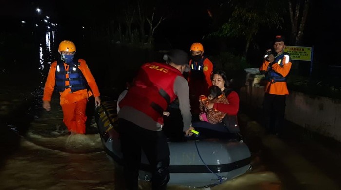 Tim SAR evakuasi warga Tanjung Selamat, Medan, yang kebanjiran (dok Istimewa)