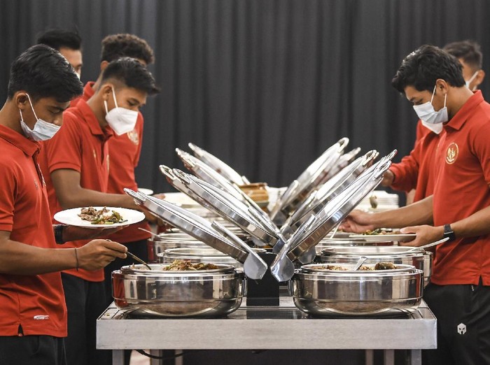 Sejumlah pesepak bola Timnas Indonesia U-19 menikmati makanan sebelum berangkat ke bandara internasional Soekarno Hatta di Hotel Fairmont, Jakarta, Sabtu (26/12/2020). Sebanyak 30 pesepak bola Timnas Indonesia U-19 akan melaksanakan pemusatan latihan (TC) di Spanyol hingga 31 Januari 2021 sebagai persiapan menghadapi Piala AFC U-19. ANTARA FOTO/M Risyal Hidayat/aww.