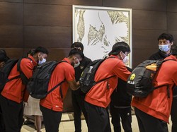 Para pemain Timnas Indonesia U-19 berjabat tangan dengan jajaran pelatih sebelum berangkat ke bandara Internasional Soekarno-Hatta dari Hotel Fairmont, Jakarta, Sabtu (26/12/2020). 