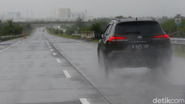 detikcom bersama Toyota Cross Hybrid sukses menjelajah beragam medan dalam Road Trip Jakarta-Bali. Salah satunya hujan deras yang mengguyur selama perjalanan.