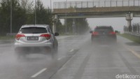 Tim detikcom bersama Toyota Corolla Cross Hybrid sukses menerobos hujan deras yang mengguyur Tol Trans Jawa sepanjang perjalanan.