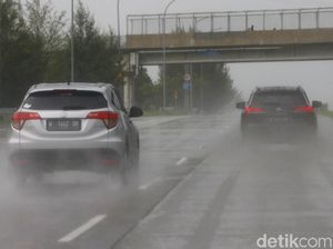 Awas! Aquaplaning Bikin Mobil Melintir, Lakukan Ini saat Hujan