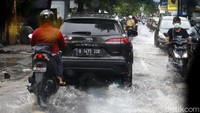 Aquaplaning imbas genangan air di jalan tol bisa dihindari tim detikcom bersama Toyota Corolla Cross Hybrid.