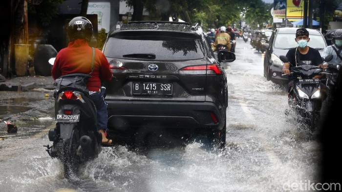 detikcom bersama Toyota Cross Hybrid sukses menjelajah beragam medan dalam Road Trip Jakarta-Bali. Salah satunya hujan deras yang mengguyur selama perjalanan.