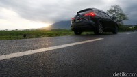 Kondisi diluar mobil pun sudah diperhitungkan seperti prilaku berkendara mobil lain hingga pohon tumbang.