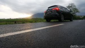 Toyota Corolla Cross Hybrid Terobos Hujan Deras Jakarta-Bali